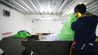 Pekerja mengolah sampah botol plastik di Waste Treatment Plant Gelora Bung Karno, Jakarta, Selasa (27/5/2025). [Suara.com/Alfian Winanto]
