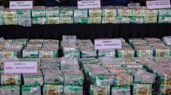 Sejumlah barang bukti kejahatan kasus penyelupan sabu-sabu diperlihatkan saat pengungkapan kasus di Pelabuhan Bea Cukai Batam, Kepulauan Riau, Senin (26/5/2025). [ANTARA FOTO/Teguh Prihatna/Spt]