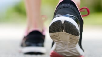 5 Rekomendasi Sepatu Terbaik untuk Jalan Jauh, Anti Pegal Dipakai Seharian