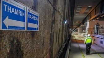 Petugas keamanan berjalan di terowongan MRT Fase 2A Stasiun MRT Thamrin dan Monas di Jakarta, Senin (26/5/2025). [ANTARA FOTO/Muhammad Adimaja/Spt]
