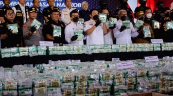 Kepala Badan Narkotika Nasional (BNN) Irjen Pol Marthinus Hukom (keempat kanan) bersam Sesmenko Polkam Letjen TNI Mochammad Hasan (keempat kiri), Direktur Interdiksi Narkotika DJBC R Syarif Hidayat (ketiga kiri), Wakil Ketua Komisi III DPR Dede Indra Permana Soediro (kelima kiri) dan Kapolda Kepri Irjen Pol Asep Safrudin (kedua kiri) memperlihatkan barang bukti kejahatan kasus penyelupan sabu-sabu pada pengungkapan kasus di Pelabuhan Bea Cukai Batam, Kepulauan Riau, Senin (26/5/2025). [ANTARA FOTO/Teguh Prihatna/Spt]