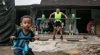 Atlet angkat besi dari Persatuan Angkat Besi Seluruh Indonesia (PABSI) Boyolali berlatih mengangkat beban untuk persiapan Popda dan Porprov di desa Gombang, Sawit, Boyolali, Jawa Tengah, Senin (26/5/2025). [ANTARA FOTO/Mohammad Ayudha/nym]