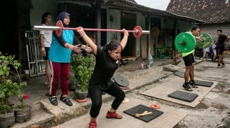 Atlet angkat besi dari Persatuan Angkat Besi Seluruh Indonesia (PABSI) Boyolali berlatih mengangkat beban untuk persiapan Popda dan Porprov di desa Gombang, Sawit, Boyolali, Jawa Tengah, Senin (26/5/2025). [ANTARA FOTO/Mohammad Ayudha/nym]