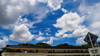Pemandangan langit biru menghiasi Kota Jakarta pada Selasa (27/5/2025). [Suara.com/Alfian Winanto]