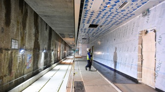 Pekerja memeriksa bangunan terowongan MRT Fase 2A Stasiun MRT Thamrin dan Monas saat pembangunan di Jakarta, Senin (26/5/2025). [ANTARA FOTO/Muhammad Adimaja/Spt]