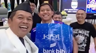 Hindari Fitnah, Dedi Mulyadi Tunjukkan Bukti Ambil Gepokan Rp800 Juta dari Bank untuk Persib