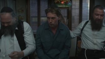 Austin Butler Hadapi Dunia Kriminal Brutal dalam Trailer Caught Stealing