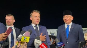 Momen Mesra Macron Gandeng Istri di Jakarta, Siapa Pejabat yang Menyambut?