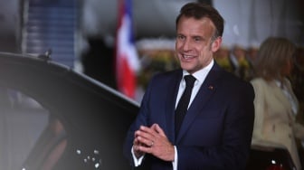 Presiden Prancis Emmanuel Macron menyapa wartawan setibanya di Pangkalan Udara TNI AU Halim Perdanakusuma, Jakarta, Selasa (27/5/2025). [ANTARA FOTO/Hafidz Mubarak A/sgd/foc]