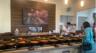 Warung Nayamul: Kuliner Khas Jawa dengan Konsep Prasmanan yang Nyaman