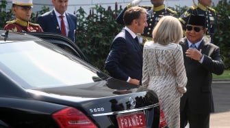 Presiden Prabowo Subianto (kanan) berbincang dengan Presiden Prancis Emmanuel Macron (ketiga kanan) didampingi istri Brigitte Macron (kedua kanan) yang tiba di Istana Merdeka, Jakarta, Rabu (28/5/2025). [ANTARA FOTO/Muhammad Adimaja/sgd/tom]
