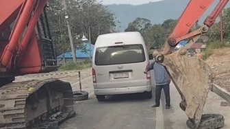 Kendaraan Roda 6 Bisa Melintasi Batu Jomba Tapsel pada Agustus 2025