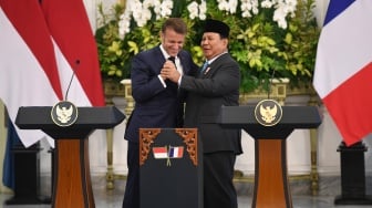 Salaman dan Pelukan, Prabowo Sambut Macron di Istana Merdeka