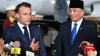 Presiden Prancis Emmanuel Macron (kiri) didampingi Menteri Pertahanan Sjafrie Sjamsoeddin menyampaikan keterangan kepada wartawan setibanya di Pangkalan Udara TNI AU Halim Perdanakusuma, Jakarta, Selasa (27/5/2025). [ANTARA FOTO/Hafidz Mubarak A/sgd/foc]