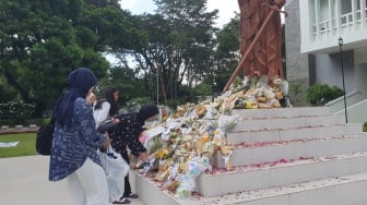 Solidaritas untuk Argo: Mahasiswa UGM Banjiri FH UGM dengan Bunga dan Tuntut Keadilan