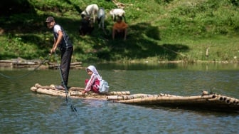 Siswa SDN Panaruban menyeberangi sungai Cicadas menggunakan rakit di Desa Karanganyar, Cililin, Kabupaten Bandung Barat, Jawa Barat, Selasa (27/5/2025). [ANTARA FOTO/Abdan Syakura/Spt]