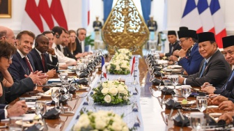 Presiden Prabowo Subianto (kedua kanan) dan Presiden Prancis Emmanuel Macron (ketiga kiri) bersama jajaran menteri kedua negara melakukan pertemuan bilateral di Istana Merdeka, Jakarta, Rabu (28/5/2025). [ANTARA FOTO/Galih Pradipta/sgd/tom]