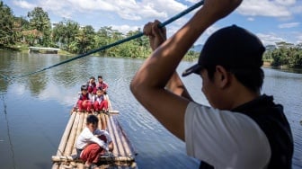 Sejumlah siswa SDN Panaruban menyeberangi sungai Cicadas menggunakan rakit di Desa Karanganyar, Cililin, Kabupaten Bandung Barat, Jawa Barat, Selasa (27/5/2025). [ANTARA FOTO/Abdan Syakura/Spt]