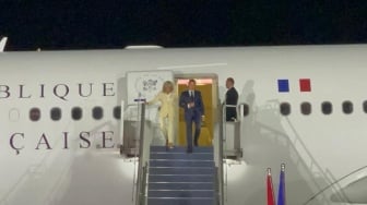 Gandeng Ibu Negara saat Mendarat di Halim, Presiden Macron: Saya Senang Berada di Indonesia