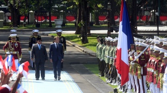 Presiden Prabowo Subianto (kiri) bersama Presiden Prancis Emmanuel Macron memeriksa pasukan saat kunjungan kenegaraan di Istana Merdeka, Jakarta, Rabu (28/5/2025). [ANTARA FOTO/Muhammad Adimaja/sgd/tom]