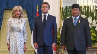 Presiden Prabowo Subianto (kanan) bersama Presiden Prancis Emmanuel Macron (tengah) dan istri Brigitte Macron (kiri) berpose di depan kamera para wartawan saat kunjungan kenegaraan di Istana Merdeka, Jakarta, Rabu (28/5/2025). [ANTARA FOTO/Galih Pradipta/app]