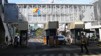 Warga melintas di kawasan Transit Oriented Development (TOD) Blok M Hub di Mal Blok M, Jakarta, Kamis (29/5/2025). [Suara.com/Alfian Winanto]