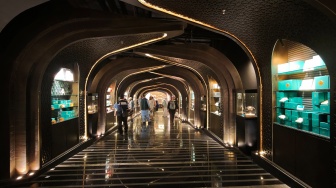 Pengunjung berjalan di dalam area Museum Internasional Biografi Nabi Muhammad (The INTL. Museum of the Phophet's Biography) di dalam Clock Tower yang berada di dekat Masjidil Haram, Makkah, Arab Saudi, Selasa (27/5/2025). [ANTARA FOTO/Andika Wahyu/YU]
