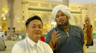 Bikin Haru, Raffi Ahmad Berangkatkan Manajer Hingga Ustaz Derry Sulaiman ke Tanah Suci Untuk Haji
