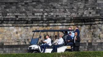 Presiden Prancis Emmanuel Macron (kedua kiri) bersama istrinya, Brigitte Macron (kiri) didampingi Menteri Kebudayaan RI Fadli Zon (ketiga kiri) mengendarai mobil boogie saat mengunjungi Candi Borobudur di Kabupaten Magelang, Jawa Tengah, Kamis (29/5/2025). [ANTARA FOTO/Galih Pradipta/app/rwa]