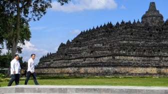 Presiden Prabowo Subianto (kiri) dan Presiden Prancis Emmanuel Macron (kanan) berjalan saat mengunjungi Candi Borobudur di Kabupaten Magelang, Jawa Tengah, Kamis (29/5/2025). [ANTARA FOTO/Galih Pradipta/app/rwa]