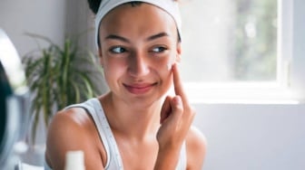 6 Step Skincare Pagi untuk Kulit Glowing Sebelum Beraktivitas, Wajah Auto Kinclong!