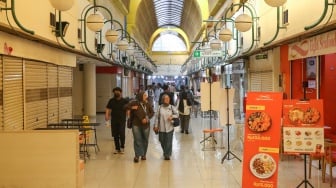 Warga melintas di kawasan Transit Oriented Development (TOD) Blok M Hub di Mal Blok M, Jakarta, Kamis (29/5/2025). [Suara.com/Alfian Winanto]