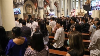Umat Katolik mengikuti Misa Kenaikan Isa Almasih di Gereja Katedral Jakarta, Kamis (29/5/2025). [Suara.com/Alfian Winanto]