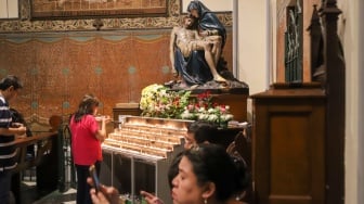 Umat Katolik mengikuti Misa Kenaikan Isa Almasih di Gereja Katedral Jakarta, Kamis (29/5/2025). [Suara.com/Alfian Winanto]