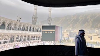 Petugas berjalan di salah satu bagian Museum Internasional Biografi Nabi Muhammad (The INTL. Museum of the Phophet's Biography) di dalam Clock Tower yang berada di dekat Masjidil Haram, Makkah, Arab Saudi, Selasa (27/5/2025). [ANTARA FOTO/Andika Wahyu/YU]