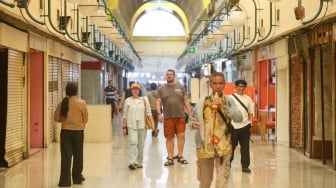 Warga melintas di kawasan Transit Oriented Development (TOD) Blok M Hub di Mal Blok M, Jakarta, Kamis (29/5/2025). [Suara.com/Alfian Winanto]