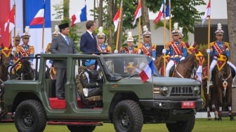 Presiden Prabowo Subianto (kiri) dan Presiden Prancis Emmanuel Macron berdiri di atas mobil Maung Tangguh saat memeriksa pasukan di Akademi Militer (Akmil), Magelang, Jawa Tengah, Kamis (29/5/2025). [ANTARA FOTO/Hafidz Mubarak A/app/rwa]