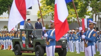 Presiden Prabowo Subianto (kiri) dan Presiden Prancis Emmanuel Macron berdiri di atas mobil Maung Tangguh saat memeriksa pasukan di Akademi Militer (Akmil), Magelang, Jawa Tengah, Kamis (29/5/2025). [ANTARA FOTO/Hafidz Mubarak A/app/rwa]
