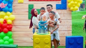 Tya Ariestya Dapat Kabar Anak Dilarikan ke Rumah Sakit Saat Jalani Ibadah Haji, Mohon Doanya