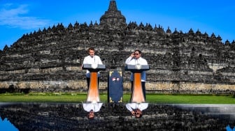 Potret Prabowo-Macron Kunjungi Candi Borobudur dan Akmil Magelang