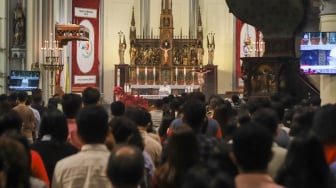 Umat Katolik mengikuti Misa Kenaikan Isa Almasih di Gereja Katedral Jakarta, Kamis (29/5/2025). [Suara.com/Alfian Winanto]