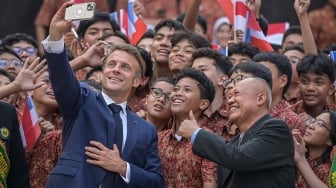 Momen Presiden Macron Selfie Bareng Pelajar saat Berkunjung ke UNJ
