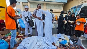 Jamaah calon haji Indonesia berbelanja di pasar kaget di dekat kawasan hotel tempat tinggal mereka di Syisyah, Makkah, Arab Saudi, Selasa (27/5/2025). [ANTARA FOTO/Andika Wahyu/YU]