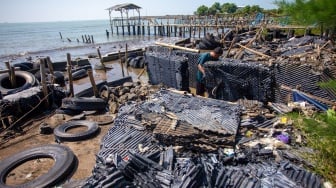 Warga mengumpulkan sampah plastik di pantai Balongan Indah, Indramayu, Jawa Barat, Jumat (30/5/2025). [ANTARA FOTO/Dedhez Anggara/bar]
