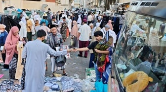 Jamaah calon haji Indonesia berbelanja di pasar kaget di dekat kawasan hotel tempat tinggal mereka di Syisyah, Makkah, Arab Saudi, Selasa (27/5/2025). [ANTARA FOTO/Andika Wahyu/YU]
