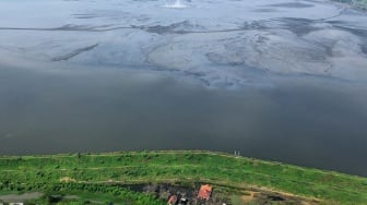 Foto udara kolam penampungan pusat semburan lumpur Lapindo di Porong, Sidoarjo, Jawa Timur, Kamis (29/5/2025). [ANTARA FOTO/Umarul Faruq/rwa]