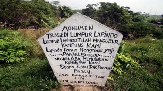Monumen peringatan terpasang di tanggul penahan Lumpur Lapindo, Porong, Sidoarjo, Jawa Timur, Kamis (29/5/2025). [ANTARA FOTO/Umarul Faruq/rwa]