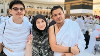 6 Artis yang Tetap Berangkat Haji di Tengah Polemik Visa Furoda