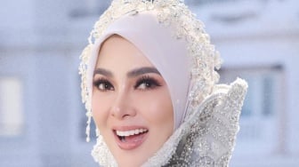 Syahrini Dicibir Ikut Antre untuk Foto Bareng Angelina Jolie, Adik Sebut Wajar karena Kagum
