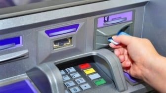 Butuh Uang Cepat? 6 Tips Aman Tarik Tunai Pakai Kartu Kredit di ATM